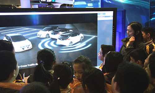 1520592597948394.jpg 日產中國工作人員向到場學生講解日產聆風純電動汽車(文章內).jpg