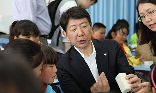 1524190623182080.jpg 日產中國執行副總經理鈴木昭壽指導學生們制作油泥模型(文章內).jpg