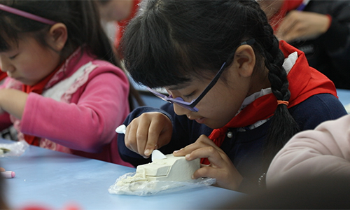 1524190654607395.jpg 學生們描繪、制作夢想“座駕”2(文章內).jpg