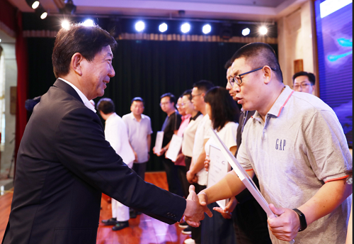 1561427333446858.png 500日產(中國)投資有限公司副總經理 鈴木昭壽 為筑夢課堂優秀教師頒獎.png