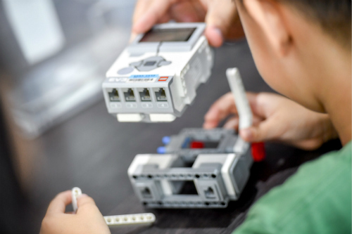 1579591911269196.jpg 2-英菲尼迪“創(chuàng)新造物”親子編程沙龍_meitu_2.jpg